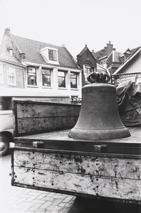 606587 Afbeelding van een van de luiklokken van de Pieterskerk (Pieterskerkhof) te Utrecht op een vrachtwagen.